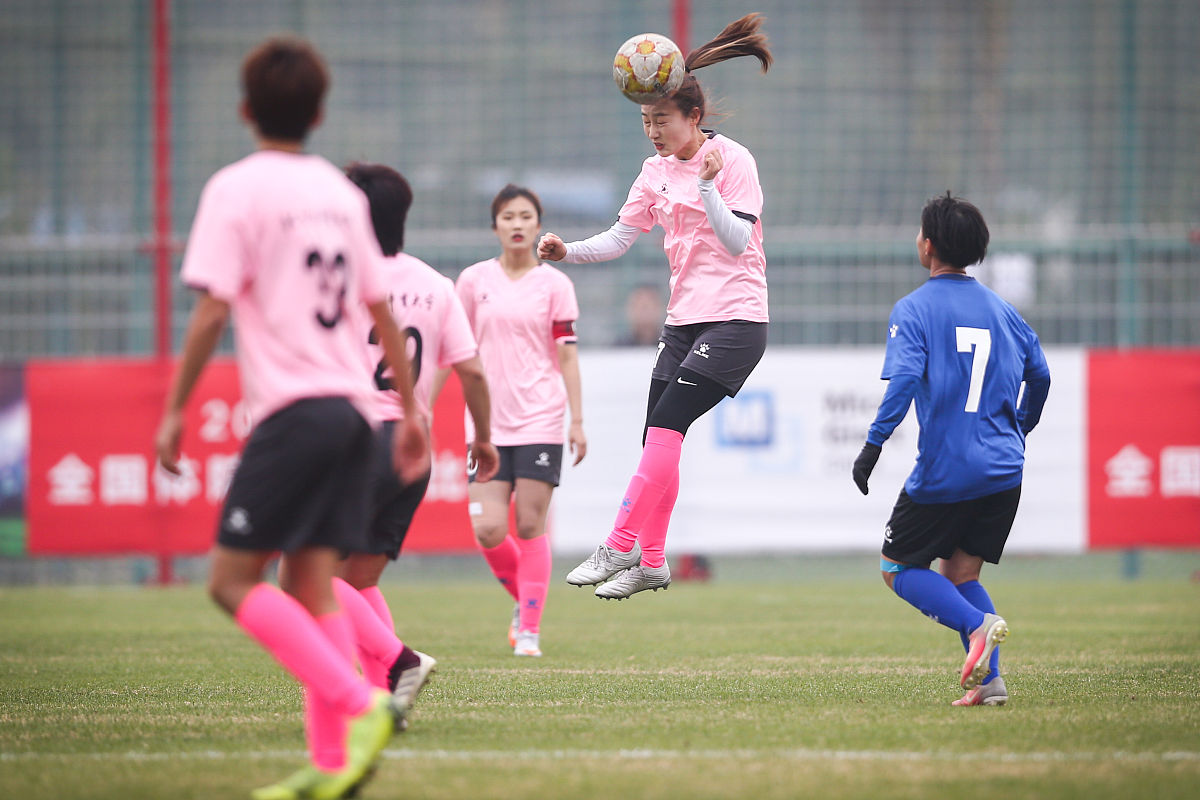国际女子足球比赛中，中国队蓄势待发