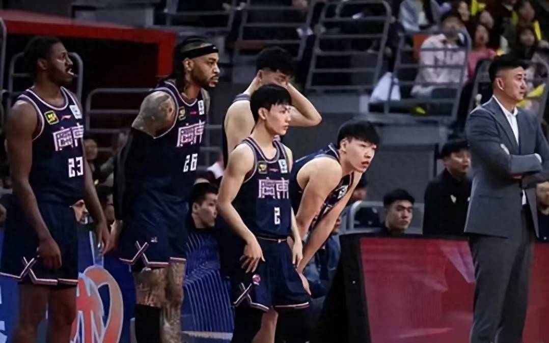 广东宏远队力争夺冠，壮志凌云再战球场