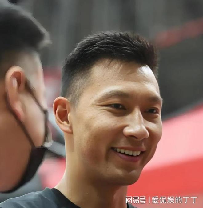 央视取消易建联专访引热议，球迷猜测和去年事件有关洗白