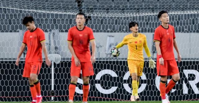 这配合太精彩！国足1-0中国香港，黄政宇破门，东亚杯首球到来了的简单介绍