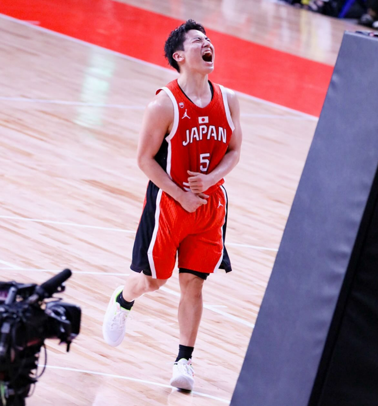包含渡边和比江岛慎缺席亚洲杯河村勇辉首选NBA机会的词条