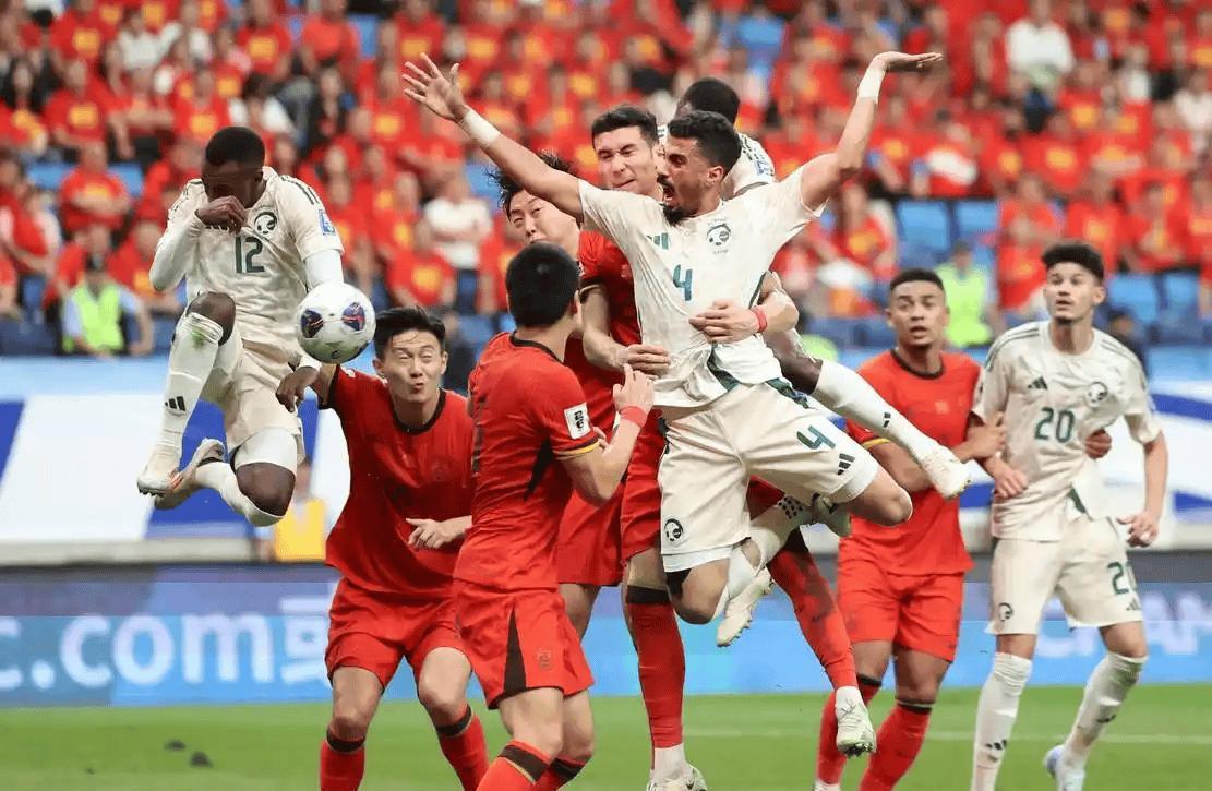 吵错了！国足输3球香港输2球，教练点破：目标不同谈何强弱