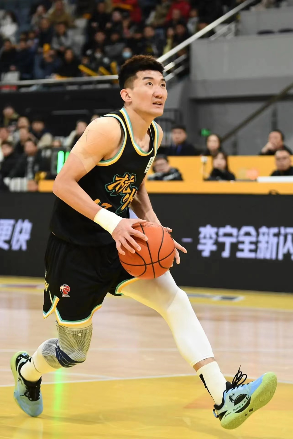 黄荣奇15分广东胜福建孙铭徽16+18广厦胜四川