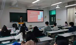 晒华侨大学刘唯一远投三分瞬间并配文手起刀落(晋祠原文)